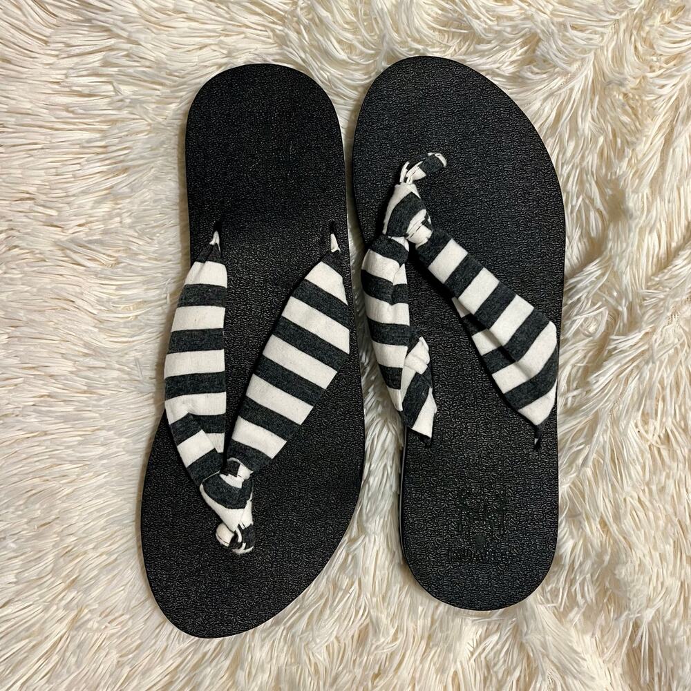 Like New Kuailu Grey & White Striped Fabric Flip Flop Sandals